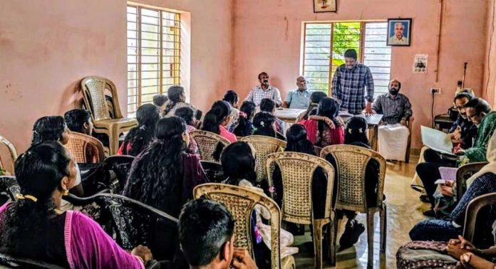 കോന്നി പബ്ലിക്ക് ലൈബ്രറിയുടെ നേതൃത്വത്തിൽ ലൈബ്രറിഹാളിൽ സർഗ്ഗോത്സവം നടത്തി കോന്നി പബ്ലിക്ക് ലൈബ്രറിയുടെ നേതൃത്വത്തിൽ ലൈബ്രറിഹാളിൽ സർഗ്ഗോത്സവം നടത്തി