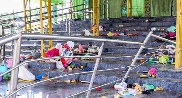 ശ്രീകാകുളം ക്ഷേത്ര ദുരന്തം : ക്ഷേത്ര ഉടമയ്ക്കെതിരെ നരഹത്യക്ക് കേസെടുത്തു ശ്രീകാകുളം ക്ഷേത്ര ദുരന്തം : ക്ഷേത്ര ഉടമയ്ക്കെതിരെ നരഹത്യക്ക് കേസെടുത്തു