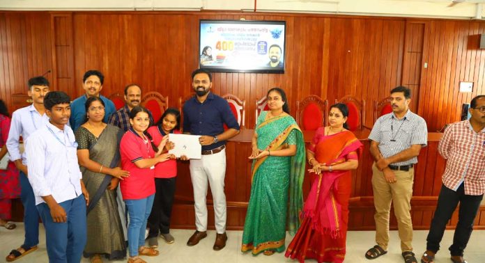 ജില്ലാ ഭരണകൂടത്തിന്റെ നേതൃത്വത്തില് ലാപ്ടോപ് വിതരണം ചെയ്തു ജില്ലാ ഭരണകൂടത്തിന്റെ നേതൃത്വത്തില് ലാപ്ടോപ് വിതരണം ചെയ്തു
