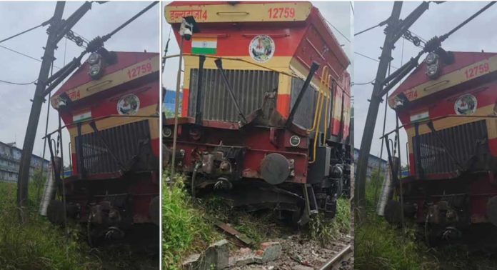 എറണാകുളം കളമശ്ശേരിയിൽ ഗുഡ്സ് ട്രെയിൻ എഞ്ചിൻ പാളം തെറ്റി എറണാകുളം കളമശ്ശേരിയിൽ ഗുഡ്സ് ട്രെയിൻ എഞ്ചിൻ പാളം തെറ്റി