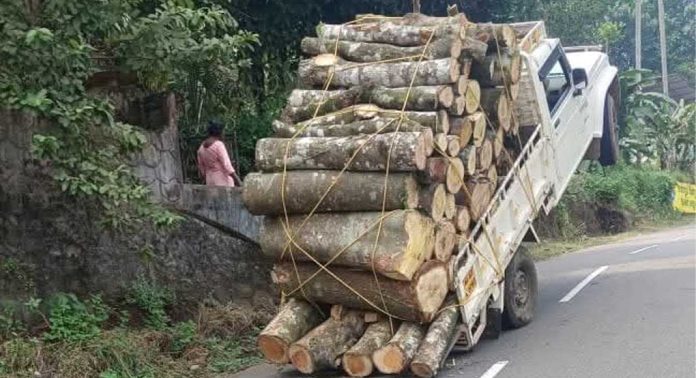 അമിത ഭാരം ; പിക്കപ്പിന്റെ മുന് വശം ഉയർന്ന് പൊങ്ങി അമിത ഭാരം ; പിക്കപ്പിന്റെ മുന് വശം ഉയർന്ന് പൊങ്ങി