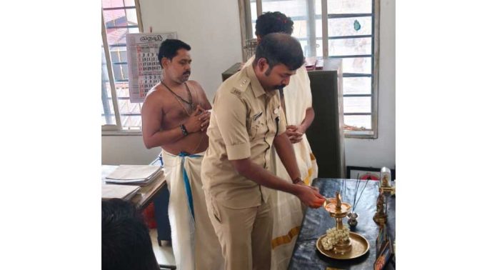 ശബരിമല മണ്ഡല മകരവിളക്ക് ഉത്സവത്തോടനുബന്ധിച്ച് സന്നിധാനം പോലീസ് സ്റ്റേഷന്റെ പ്രവർത്തനം ആരംഭിച്ചു ശബരിമല മണ്ഡല മകരവിളക്ക് ഉത്സവത്തോടനുബന്ധിച്ച് സന്നിധാനം പോലീസ് സ്റ്റേഷന്റെ പ്രവർത്തനം ആരംഭിച്ചു
