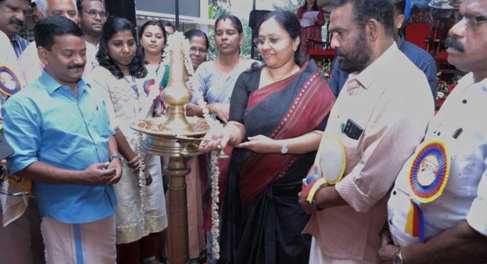 ജനകീയാരോഗ്യ കേന്ദ്രങ്ങള് സര്ക്കാരിന്റെ പ്രധാന സംഭാവന : മന്ത്രി വീണാ ജോര്ജ് ജനകീയാരോഗ്യ കേന്ദ്രങ്ങള് സര്ക്കാരിന്റെ പ്രധാന സംഭാവന : മന്ത്രി വീണാ ജോര്ജ്