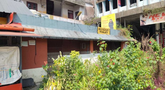 ശബരിമല സീസണ് എത്താറായിട്ടും പെരുമ്പുഴയിലെ ശുചിമുറി സമുച്ചയം അടഞ്ഞു കിടക്കുന്നതായി പരാതി ശബരിമല സീസണ് എത്താറായിട്ടും പെരുമ്പുഴയിലെ ശുചിമുറി സമുച്ചയം അടഞ്ഞു കിടക്കുന്നതായി പരാതി