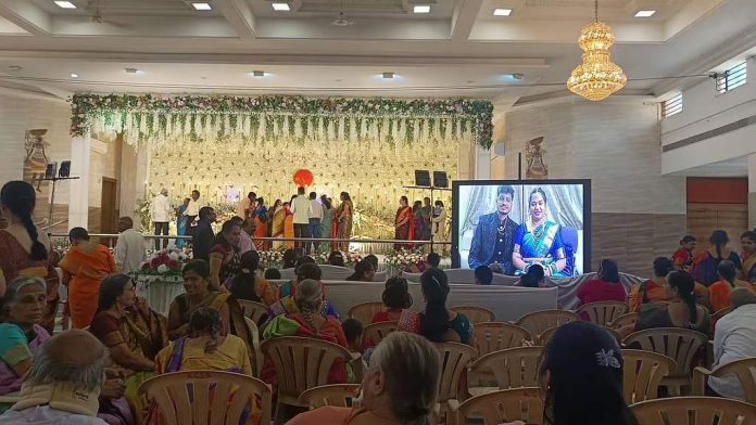 ഇൻഡിഗോ സർവീസ് റദ്ദാക്കി ; സ്വന്തം വിവാഹ വിരുന്നിന് വിർച്വലായി പങ്കെടുത്ത് നവദമ്പതികൾ ഇൻഡിഗോ സർവീസ് റദ്ദാക്കി ; സ്വന്തം വിവാഹ വിരുന്നിന് വിർച്വലായി പങ്കെടുത്ത് നവദമ്പതികൾ
