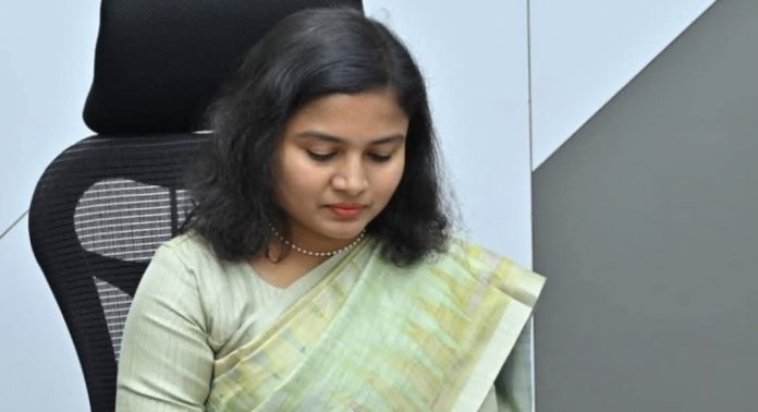 എറണാകുളം ജില്ലാ കളക്ടറുടെ പേരിൽ സോഷ്യൽ മീഡിയകളിൽ വ്യാജ അക്കൗണ്ടുകൾ എറണാകുളം ജില്ലാ കളക്ടറുടെ പേരിൽ സോഷ്യൽ മീഡിയകളിൽ വ്യാജ അക്കൗണ്ടുകൾ