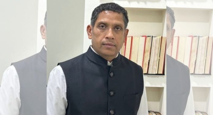 പ്രവീൺ ചക്രവർത്തി വിജയ്യുമായി കൂടിക്കാഴ്ച നടത്തി പ്രവീൺ ചക്രവർത്തി വിജയ്യുമായി കൂടിക്കാഴ്ച നടത്തി