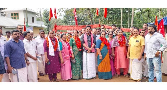 കോന്നിയിൽ ഊഷ്മള സ്വീകരണം ഏറ്റുവാങ്ങി ബിബിൻ എബ്രഹാം കോന്നിയിൽ ഊഷ്മള സ്വീകരണം ഏറ്റുവാങ്ങി ബിബിൻ എബ്രഹാം