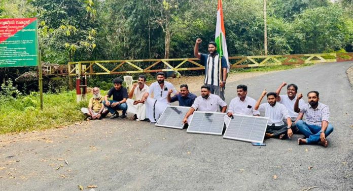 മൂഴിയാർ സായിപ്പിൻകുഴി ഉന്നതിയിലേക്ക് സോളാർ പാനലുകളുമായി പോയ യൂത്ത് കോൺഗ്രസ് നേതാക്കളെ തടഞ്ഞ് ഫോറസ്റ്റ് ഉദ്യോഗസ്ഥർ മൂഴിയാർ സായിപ്പിൻകുഴി ഉന്നതിയിലേക്ക് സോളാർ പാനലുകളുമായി പോയ യൂത്ത് കോൺഗ്രസ് നേതാക്കളെ തടഞ്ഞ് ഫോറസ്റ്റ് ഉദ്യോഗസ്ഥർ