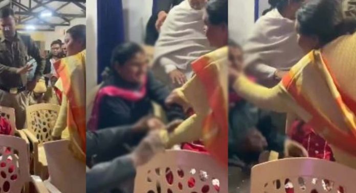 മത പരിവർത്തനം നടത്തിയെന്ന് ആരോപിച്ച് കാഴ്ചാ പരിമിതിയുള്ള യുവതിക്ക് നേരെ അധിക്ഷേപവുമായി ബിജെപി നേതാവ് മത പരിവർത്തനം നടത്തിയെന്ന് ആരോപിച്ച് കാഴ്ചാ പരിമിതിയുള്ള യുവതിക്ക് നേരെ അധിക്ഷേപവുമായി ബിജെപി നേതാവ്