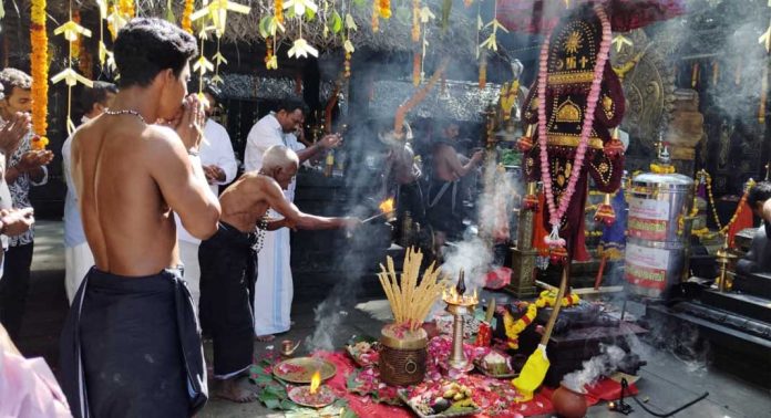 മല ആചാരപ്രകാരമുളള ഊട്ടും പൂജയും കല്ലേലിക്കാവില് നടന്നു മല ആചാരപ്രകാരമുളള ഊട്ടും പൂജയും കല്ലേലിക്കാവില് നടന്നു