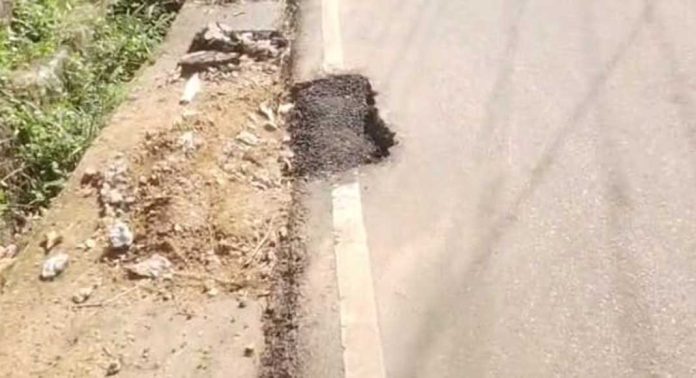 മന്ദിരം – വടശേരിക്കര – ശബരിമല പാതയിലെ കുഴിയടക്കല് പ്രഹസനം മന്ദിരം – വടശേരിക്കര – ശബരിമല പാതയിലെ കുഴിയടക്കല് പ്രഹസനം