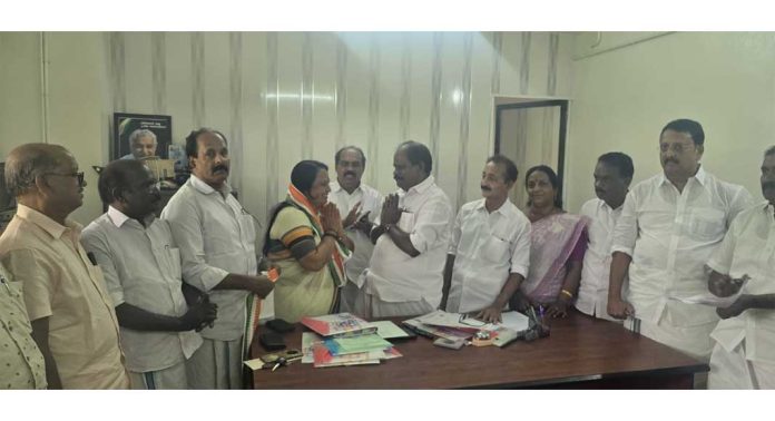 സിന്ദു അനിലിന് ഡി.സി.സിയിൽ സ്വീകരണം നല്കി സിന്ദു അനിലിന് ഡി.സി.സിയിൽ സ്വീകരണം നല്കി