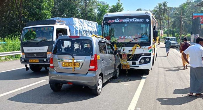 കോന്നി പുളിമുക്കിൽ അയ്യപ്പഭക്തരുടെ വാഹനങ്ങൾ കൂട്ടിയിടിച്ചു കോന്നി പുളിമുക്കിൽ അയ്യപ്പഭക്തരുടെ വാഹനങ്ങൾ കൂട്ടിയിടിച്ചു