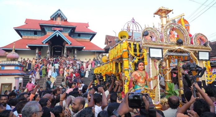 തങ്ക അങ്കി വഹിച്ചുള്ള രഥഘോഷയാത്ര ആറന്മുള പാര്ത്ഥസാരഥി ക്ഷേത്രത്തില് നിന്ന് പുറപ്പെട്ടു തങ്ക അങ്കി വഹിച്ചുള്ള രഥഘോഷയാത്ര ആറന്മുള പാര്ത്ഥസാരഥി ക്ഷേത്രത്തില് നിന്ന് പുറപ്പെട്ടു