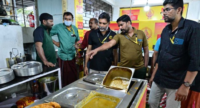 ഹോട്ടലുകളിലും വ്യാപാര സ്ഥാപനങ്ങളും പരിശോധന ; 98000 രൂപ പിഴ ഈടാക്കി ഹോട്ടലുകളിലും വ്യാപാര സ്ഥാപനങ്ങളും പരിശോധന ; 98000 രൂപ പിഴ ഈടാക്കി