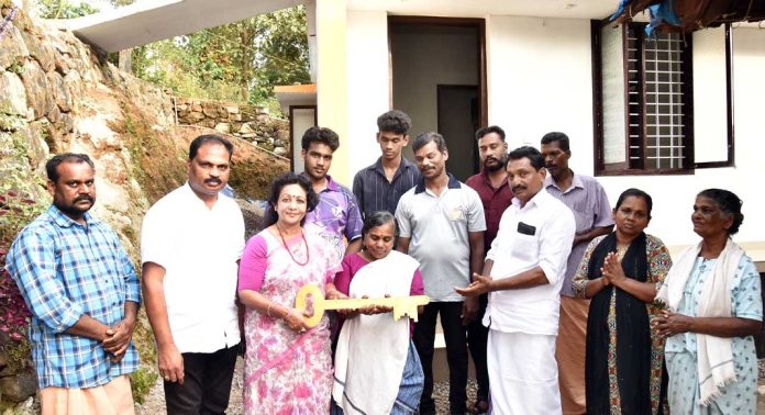 ഡോ. എം.എസ്. സുനിലിന്റെ 365 -മത് സ്നേഹഭവനം സുഹൃത്തിന് കിഡ്നി ദാനം നൽകിയ ബിനുവിനും കുടുംബത്തിനും ഡോ. എം.എസ്. സുനിലിന്റെ 365 -മത് സ്നേഹഭവനം സുഹൃത്തിന് കിഡ്നി ദാനം നൽകിയ ബിനുവിനും കുടുംബത്തിനും