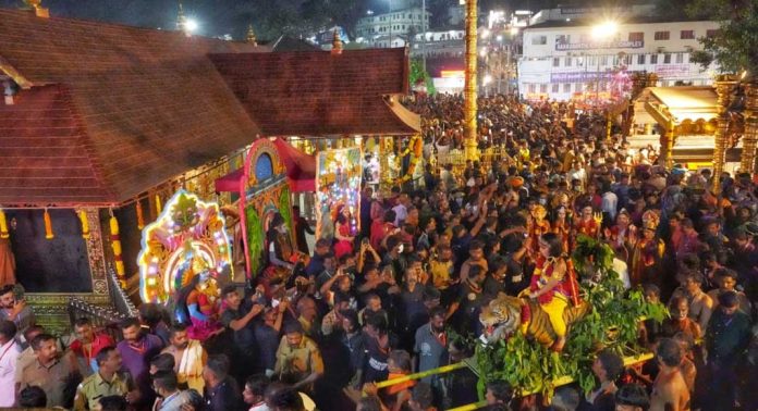അയ്യപ്പസന്നിധിക്ക് കാഴ്ചയായി കർപ്പൂരാഴി ഘോഷയാത്ര അയ്യപ്പസന്നിധിക്ക് കാഴ്ചയായി കർപ്പൂരാഴി ഘോഷയാത്ര