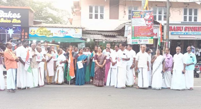 കൊടുമൺ മണ്ഡലം കമ്മിറ്റിയുടെ നേതൃത്വത്തിൽ പ്രതിഷേധ പ്രകടനവും യോഗവും നടത്തി കൊടുമൺ മണ്ഡലം കമ്മിറ്റിയുടെ നേതൃത്വത്തിൽ പ്രതിഷേധ പ്രകടനവും യോഗവും നടത്തി