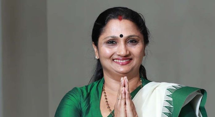 മുഹമ്മദ് ഷിയാസിന് വോട്ട് അഭ്യർത്ഥിച്ച് ദീപ്തി മേരി വർഗീസ് മുഹമ്മദ് ഷിയാസിന് വോട്ട് അഭ്യർത്ഥിച്ച് ദീപ്തി മേരി വർഗീസ്