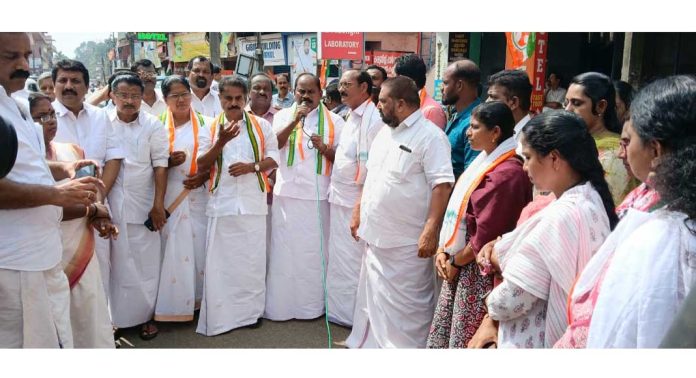 യു.ഡി.എഫ് സംസ്ഥാന കണ്വീനര് അഡ്വ. അടൂര് പ്രകാശ് എം.പി. റോഡ് ഷോ നടത്തി യു.ഡി.എഫ് സംസ്ഥാന കണ്വീനര് അഡ്വ. അടൂര് പ്രകാശ് എം.പി. റോഡ് ഷോ നടത്തി