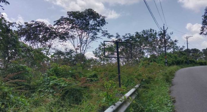 സ്ഥലനാമം സൂചിപ്പിക്കാന് വെച്ചിരുന്ന ബോര്ഡില്ല ; നിലവില് പൈപ്പുകള് മാത്രം ബാക്കി സ്ഥലനാമം സൂചിപ്പിക്കാന് വെച്ചിരുന്ന ബോര്ഡില്ല ; നിലവില് പൈപ്പുകള് മാത്രം ബാക്കി