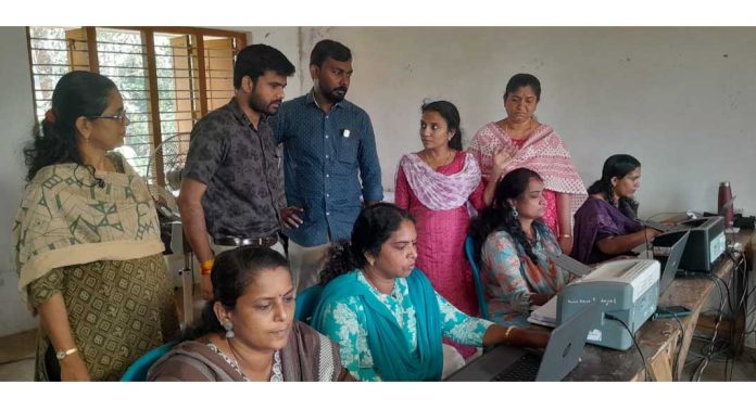 കോന്നിയിൽ തിരഞ്ഞെടുപ്പ് ഡേറ്റ സെന്റർ പ്രവർത്തനം ആരംഭിച്ചു കോന്നിയിൽ തിരഞ്ഞെടുപ്പ് ഡേറ്റ സെന്റർ പ്രവർത്തനം ആരംഭിച്ചു