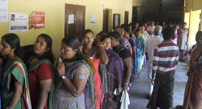 രണ്ടാംഘട്ട പോളിംഗ് പുരോഗമിക്കുന്നു ; രാവിലെ തന്നെ ബൂത്തുകളിൽ വോട്ടർമാരുടെ നീണ്ട നിര രണ്ടാംഘട്ട പോളിംഗ് പുരോഗമിക്കുന്നു ; രാവിലെ തന്നെ ബൂത്തുകളിൽ വോട്ടർമാരുടെ നീണ്ട നിര