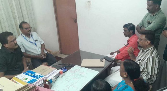 സുബീഷിന്റെ മരണത്തിൽ നീതി ആവശ്യപ്പെട്ട് കുടുംബം കെ എസ് ഇ ബി ഓഫീസിൽ ചർച്ച നടത്തി സുബീഷിന്റെ മരണത്തിൽ നീതി ആവശ്യപ്പെട്ട് കുടുംബം കെ എസ് ഇ ബി ഓഫീസിൽ ചർച്ച നടത്തി