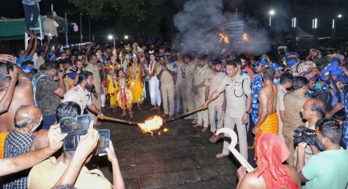 കണ്ണിനഴകായി കർപ്പൂരാഴി ഘോഷയാത്ര കണ്ണിനഴകായി കർപ്പൂരാഴി ഘോഷയാത്ര