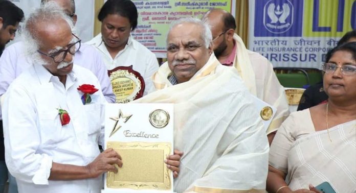 അഡ്വ. എ.ഡി. ബെന്നിക്ക് സർഗ്ഗമിത്ര പുരസ്കാരം സമർപ്പിച്ചു അഡ്വ. എ.ഡി. ബെന്നിക്ക് സർഗ്ഗമിത്ര പുരസ്കാരം സമർപ്പിച്ചു
