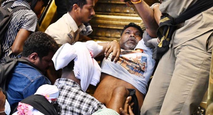 വിശ്വാസക്കരുത്തിൽ സജീവ് സ്വാമി 10ാം വർഷവും അയ്യനെക്കണ്ടു വിശ്വാസക്കരുത്തിൽ സജീവ് സ്വാമി 10ാം വർഷവും അയ്യനെക്കണ്ടു