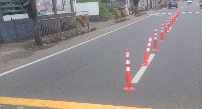 കെ.എസ്.ടി.പി സംസ്ഥാന പാതയില് സ്ഥാപിച്ച ട്രാഫിക് കോണുകള് തകര്ന്നു തുടങ്ങി കെ.എസ്.ടി.പി സംസ്ഥാന പാതയില് സ്ഥാപിച്ച ട്രാഫിക് കോണുകള് തകര്ന്നു തുടങ്ങി