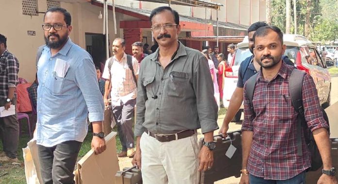 തിത്രല പഞ്ചായത്ത് തിരഞ്ഞെടുപ്പിനുള്ള പോളിംങ് സാധനങ്ങളുടെ വിതരണം റാന്നി സെന്റ് തോമസ് കോളേജില് നടന്നു തിത്രല പഞ്ചായത്ത് തിരഞ്ഞെടുപ്പിനുള്ള പോളിംങ് സാധനങ്ങളുടെ വിതരണം റാന്നി സെന്റ് തോമസ് കോളേജില് നടന്നു