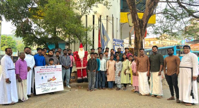 200 പ്ലാസ്റ്റിക് കുപ്പികൾ കൊണ്ട് ആറടി ഉയരത്തിൽ ക്രിസ്മസ് പാപ്പയെ ഒരുക്കി കുമ്പളാംപൊയ്കയിൽ 200 പ്ലാസ്റ്റിക് കുപ്പികൾ കൊണ്ട് ആറടി ഉയരത്തിൽ ക്രിസ്മസ് പാപ്പയെ ഒരുക്കി കുമ്പളാംപൊയ്കയിൽ