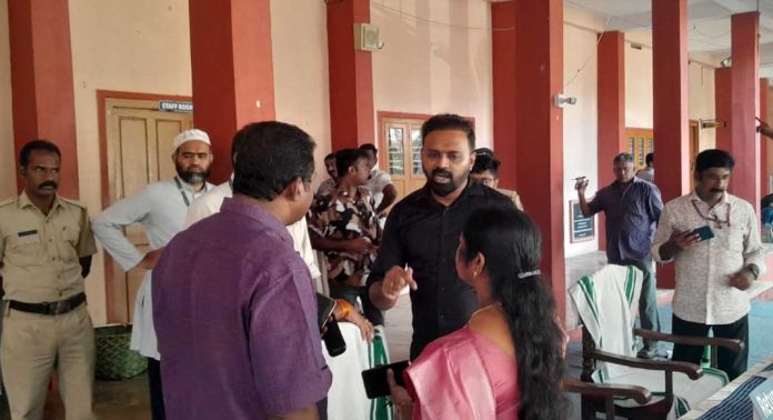 തദ്ദേശ സ്വയം ഭരണ തിരഞ്ഞെടുപ്പ് ; കോന്നിയിൽ പോളിംഗ് ഉദ്യോഗസ്ഥർക്ക് നൽകേണ്ട വോട്ടിങ് യന്ത്രം അടക്കമുള്ളവ നൽകുന്നതിൽ കാലതാമസം നേരിട്ടു തദ്ദേശ സ്വയം ഭരണ തിരഞ്ഞെടുപ്പ് ; കോന്നിയിൽ പോളിംഗ് ഉദ്യോഗസ്ഥർക്ക് നൽകേണ്ട വോട്ടിങ് യന്ത്രം അടക്കമുള്ളവ നൽകുന്നതിൽ കാലതാമസം നേരിട്ടു