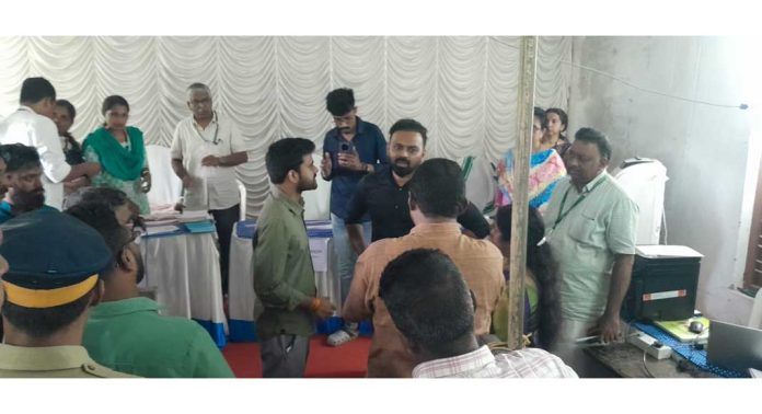 എൽ ഡി എഫ് പ്രവർത്തകരും പത്തനംതിട്ട ജില്ലാ കളക്ടറും തമ്മിൽ തർക്കം എൽ ഡി എഫ് പ്രവർത്തകരും പത്തനംതിട്ട ജില്ലാ കളക്ടറും തമ്മിൽ തർക്കം