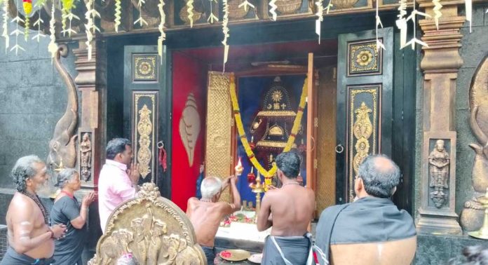 കല്ലേലി ഊരാളി അപ്പൂപ്പൻ കാവിൽ 999 സ്വർണ്ണ മലക്കൊടി പൂജ നടന്നു കല്ലേലി ഊരാളി അപ്പൂപ്പൻ കാവിൽ 999 സ്വർണ്ണ മലക്കൊടി പൂജ നടന്നു