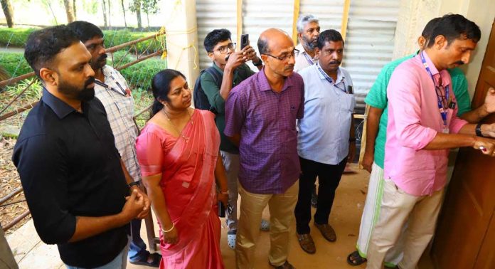 പോളിംഗ് സാമഗ്രികള് ബൂത്തിലേയ്ക്ക് വിതരണം ചെയ്തു പോളിംഗ് സാമഗ്രികള് ബൂത്തിലേയ്ക്ക് വിതരണം ചെയ്തു