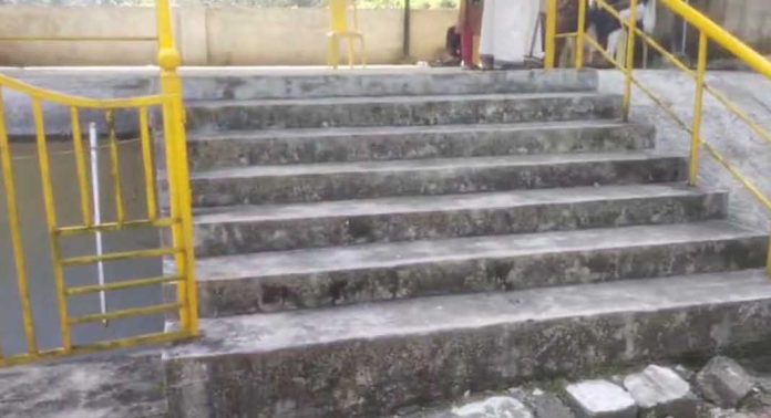 ഭിന്നശേഷിയുള്ളവര്ക്ക് പ്രവേശിക്കാന് മാര്ഗമില്ലാത്ത തരത്തിലുള്ള പോളിംങ് ബൂത്ത് ഏര്പ്പെടുത്തിയതായി പരാതി ഭിന്നശേഷിയുള്ളവര്ക്ക് പ്രവേശിക്കാന് മാര്ഗമില്ലാത്ത തരത്തിലുള്ള പോളിംങ് ബൂത്ത് ഏര്പ്പെടുത്തിയതായി പരാതി