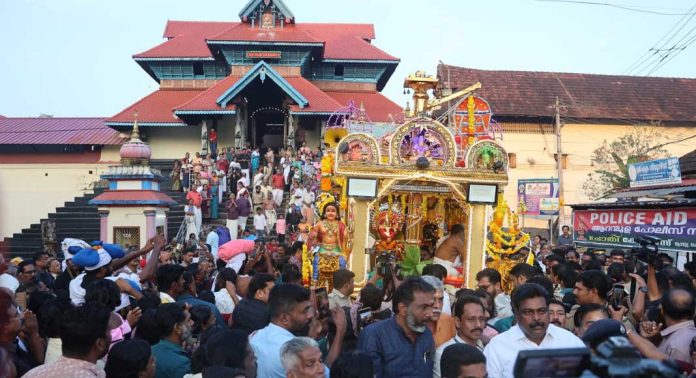 തങ്ക അങ്കി വഹിച്ചു കൊണ്ടുള്ള ഘോഷയാത്രക്ക് നാളെ റാന്നിയിലെ വിവിധ ക്ഷേത്രങ്ങളിൽ ആചാരപരമായ സ്വീകരണം നല്കും തങ്ക അങ്കി വഹിച്ചു കൊണ്ടുള്ള ഘോഷയാത്രക്ക് നാളെ റാന്നിയിലെ വിവിധ ക്ഷേത്രങ്ങളിൽ ആചാരപരമായ സ്വീകരണം നല്കും