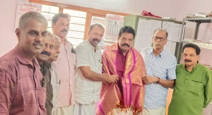 പി.ആര് പ്രസാദിനെ റാന്നി താലൂക്ക് ലൈബ്രറി കൗണ്സിലിന്റെ നേതൃത്വത്തില് ആദരിച്ചു പി.ആര് പ്രസാദിനെ റാന്നി താലൂക്ക് ലൈബ്രറി കൗണ്സിലിന്റെ നേതൃത്വത്തില് ആദരിച്ചു