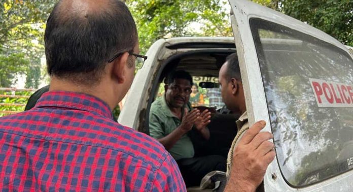 മുറിച്ചു നീക്കിയ പാഴ് തടിക്ക് പാസ് അനുവദിച്ചില്ല ; തടി വ്യാപാരി ഡി.എഫ്.ഒ ഓഫീസിലെത്തി ആത്മഹത്യക്ക് ശ്രമിച്ചു മുറിച്ചു നീക്കിയ പാഴ് തടിക്ക് പാസ് അനുവദിച്ചില്ല ; തടി വ്യാപാരി ഡി.എഫ്.ഒ ഓഫീസിലെത്തി ആത്മഹത്യക്ക് ശ്രമിച്ചു