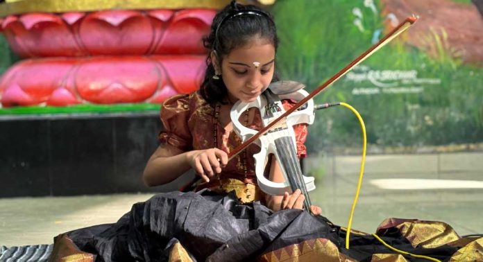വയലിനിൽ അയ്യപ്പ സ്തുതി കീർത്തനങ്ങളുമായി നാലാം ക്ലാസുകാരി വൈഗ വിപിൻ വയലിനിൽ അയ്യപ്പ സ്തുതി കീർത്തനങ്ങളുമായി നാലാം ക്ലാസുകാരി വൈഗ വിപിൻ