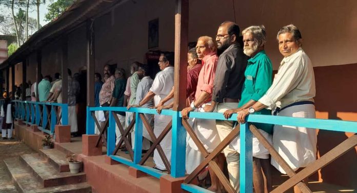 കോന്നി ബ്ലോക്ക് പഞ്ചായത്തിന്റെ പരിധിയിൽ വരുന്ന തൃതല പഞ്ചായത്തുകളിൽ കാര്യമായ തോതിൽ പോളിംഗ് നടന്നു കോന്നി ബ്ലോക്ക് പഞ്ചായത്തിന്റെ പരിധിയിൽ വരുന്ന തൃതല പഞ്ചായത്തുകളിൽ കാര്യമായ തോതിൽ പോളിംഗ് നടന്നു
