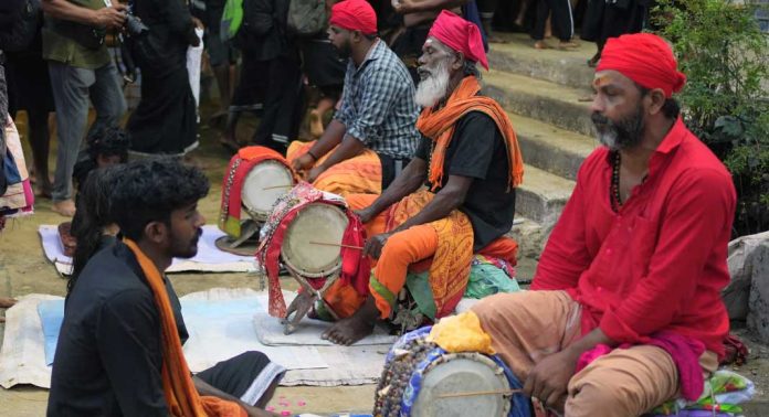 സർവദോഷങ്ങളും അകറ്റാൻ മാളികപ്പുറത്തെ പറകൊട്ടിപ്പാട്ട് വഴിപാട് സർവദോഷങ്ങളും അകറ്റാൻ മാളികപ്പുറത്തെ പറകൊട്ടിപ്പാട്ട് വഴിപാട്