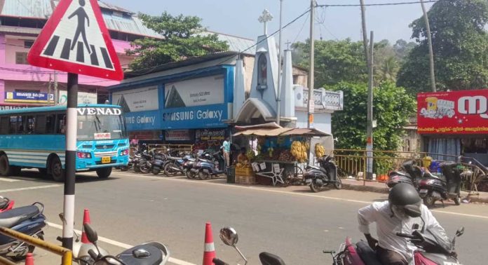 ഇട്ടിയപ്പാറയിലും പരിസര പ്രദേശങ്ങളിലും അനധികൃത വ്യാപാരങ്ങള് വര്ദ്ധിക്കുന്നു ഇട്ടിയപ്പാറയിലും പരിസര പ്രദേശങ്ങളിലും അനധികൃത വ്യാപാരങ്ങള് വര്ദ്ധിക്കുന്നു