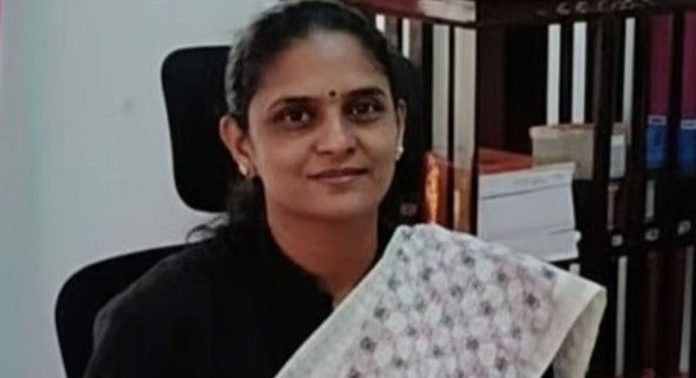 തന്റെ ഭൂതവും ഭാവിയും അന്വേഷിച്ചുകൊള്ളൂ – കോടതി ക്രമങ്ങളെ മോശമായി ചിത്രീകരിച്ചാല് കര്ശന നടപടി ; മുന്നറിയിപ്പുമായി ജഡ്ജി ഹണി എം വര്ഗീസ് തന്റെ ഭൂതവും ഭാവിയും അന്വേഷിച്ചുകൊള്ളൂ – കോടതി ക്രമങ്ങളെ മോശമായി ചിത്രീകരിച്ചാല് കര്ശന നടപടി ; മുന്നറിയിപ്പുമായി ജഡ്ജി ഹണി എം വര്ഗീസ്