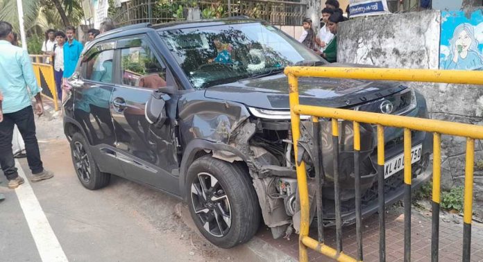 കോന്നി മുറിഞ്ഞകല്ലിൽ കാർ അപകടം കോന്നി മുറിഞ്ഞകല്ലിൽ കാർ അപകടം