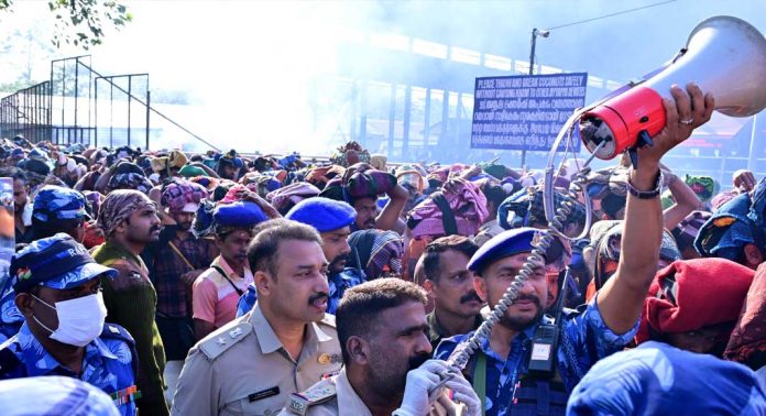മാളികപ്പുറവും കുട്ടി അയ്യപ്പന്മാരും പതിനെട്ടാംപടിയുടെ വശങ്ങളിലൂടെ കയറണം മാളികപ്പുറവും കുട്ടി അയ്യപ്പന്മാരും പതിനെട്ടാംപടിയുടെ വശങ്ങളിലൂടെ കയറണം